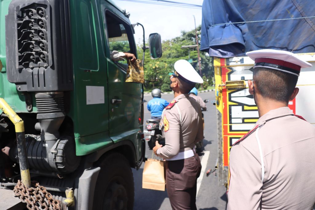 Polantas Polres Tanjung Perak Sampaikan Pesan Kamseltibcarlantas