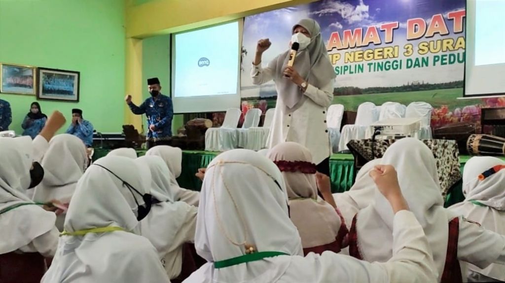Semangati Siswa Baru, Reni: Jadi Anak Surabaya Hebat, Wani Sinau!
