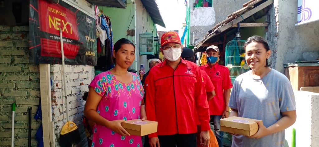 Jumat Berkah, PDIP Kecamatan Berbagi dengan Wong Cilik