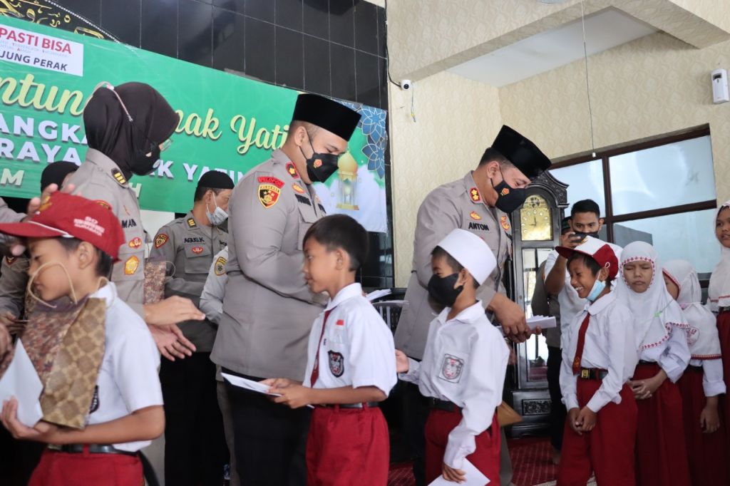 Sambut Hari Asyurro, Polres Pelabuhan Tanjung Perak Gelar Do'a Bersama dan Santuni Anak Yatim