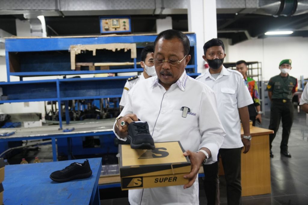 Wawali Surabaya Tinjau Rumah Produksi Sepatu Siswa MBR di Eks Wisma Dondong