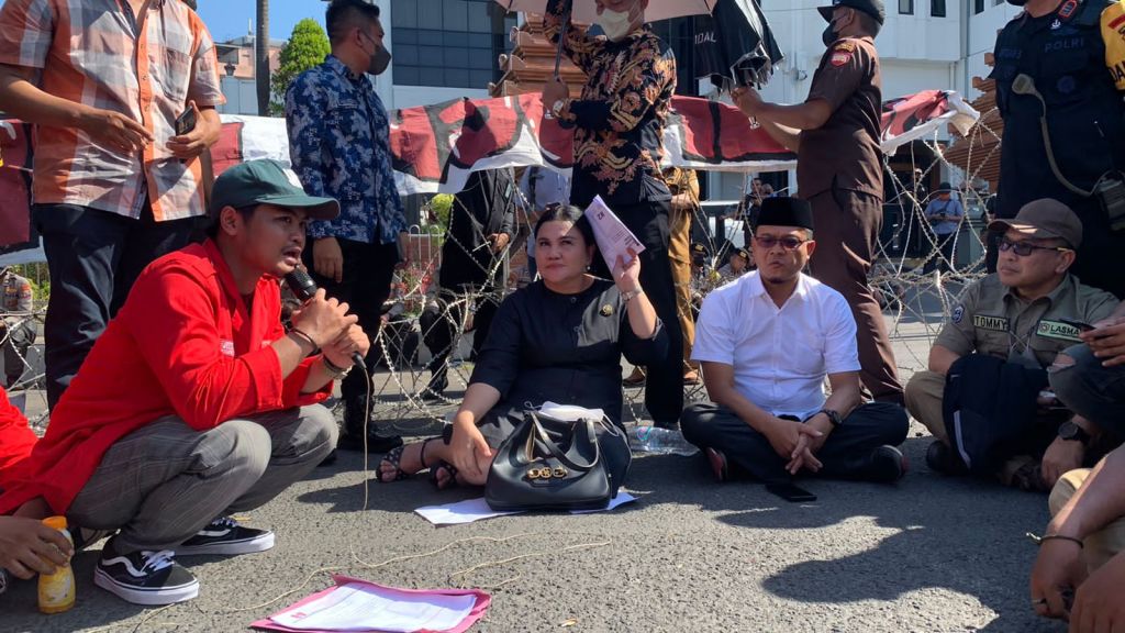 Tolak Kenaikan Harga BBM, GMNI Geruduk DPRD Jatim