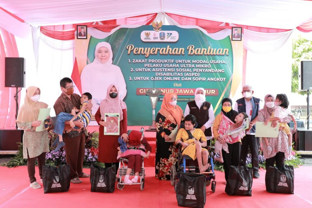 Ringankan Beban Masyarakat, Gubernur Jatim Salurkan Program Perlindungan Sosial