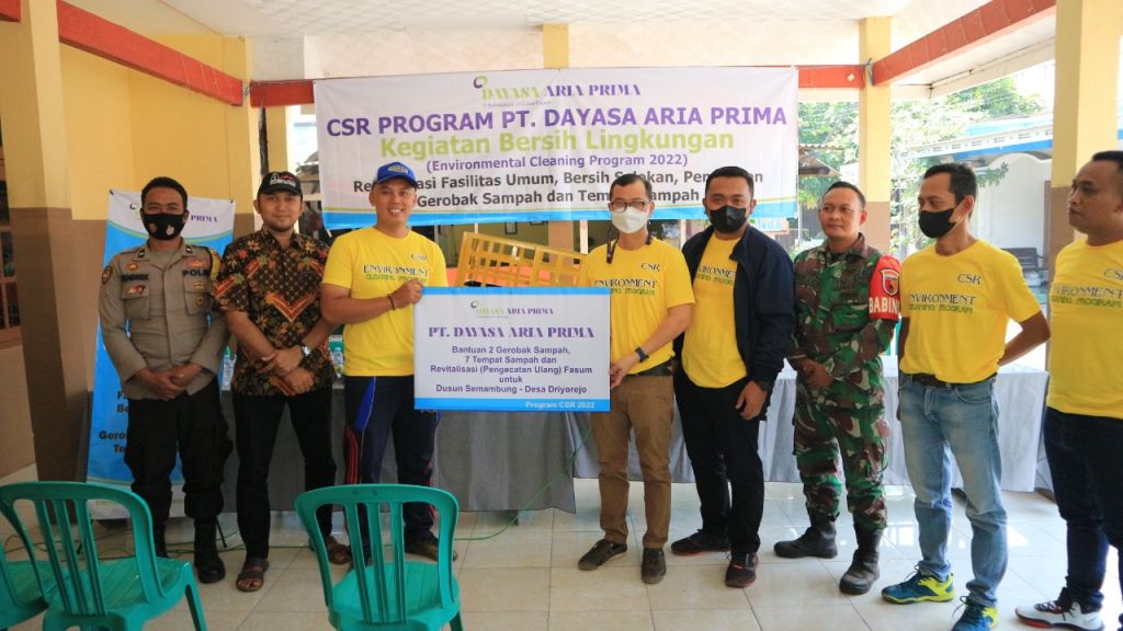 PT Dayasa Aria Prima Melakukan Program Bersih Lingkungan di Dusun Semambung