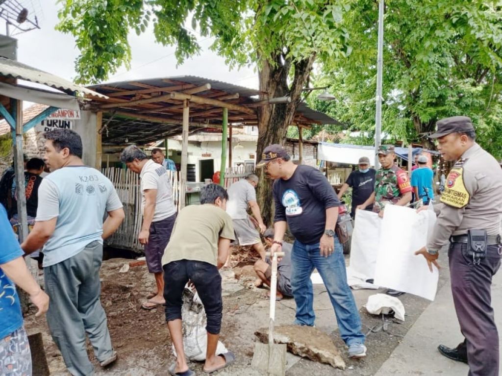 Kerap Terdampak Banjir Semut Baru, Warga Pengampon Gotong Royong Bersihkan Selokan