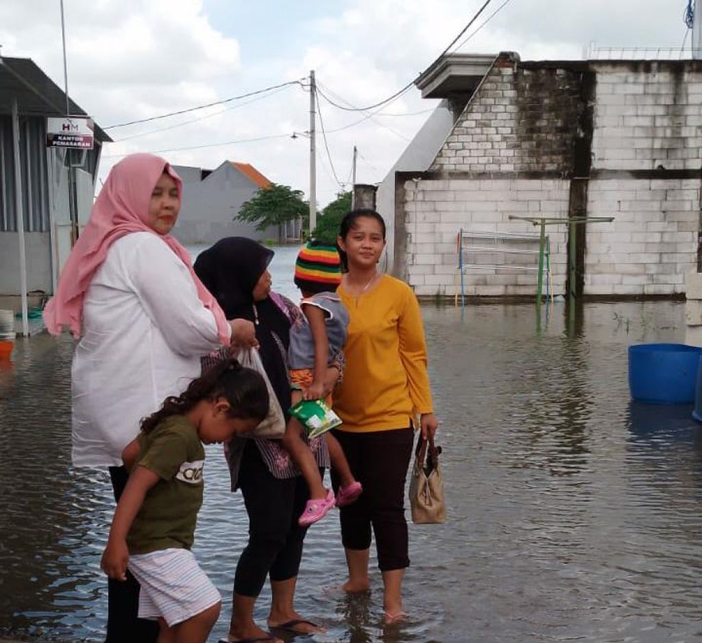 Terdampak Luapan Anak Sungai Kali Lamong, Kades Boteng Bagikan Bantuan