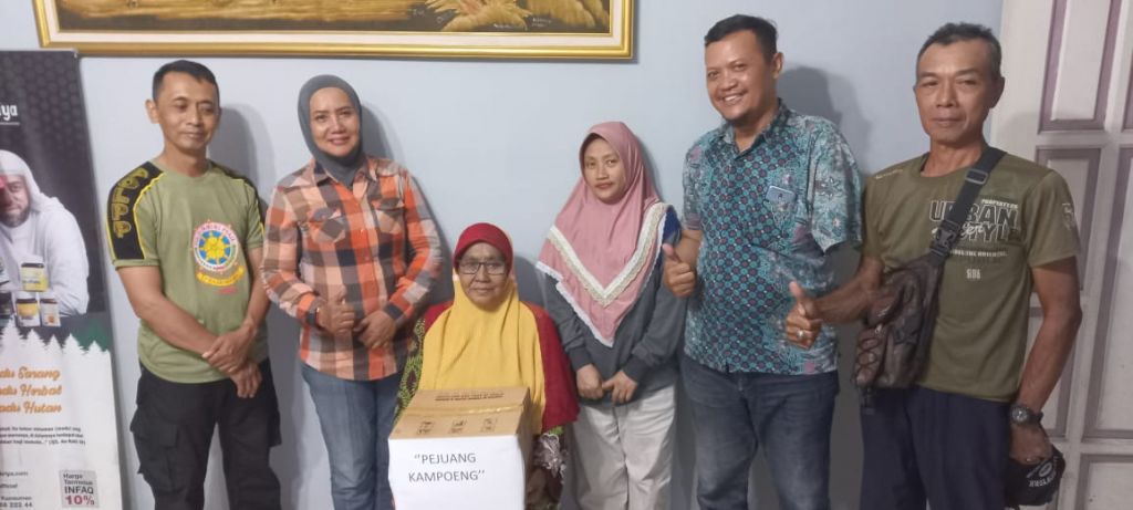Di Kelurahan Putat, Pejuang KAMPOENG Berbagi Jumat Berkah
