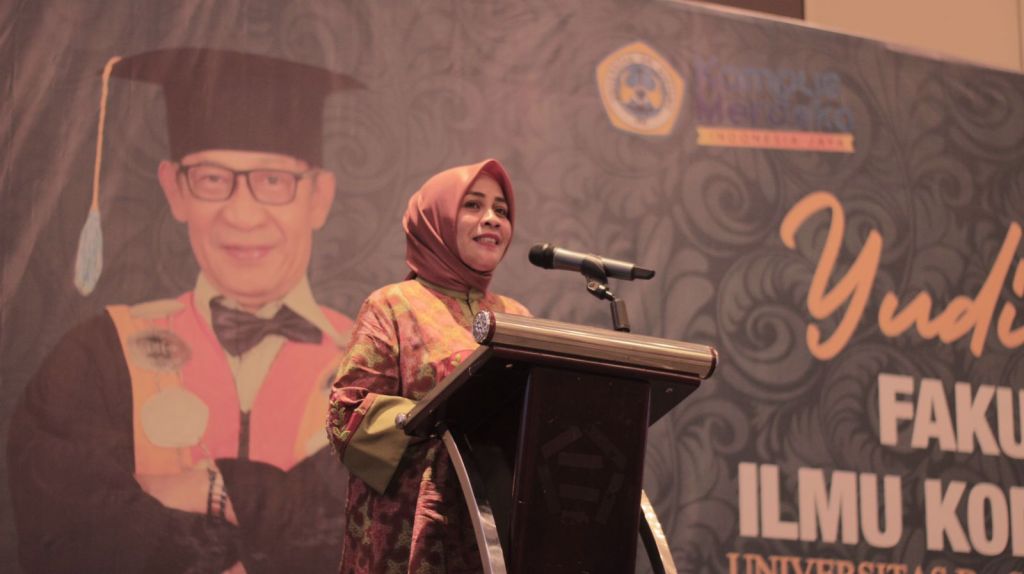 Kenakan Pakaian Adat, Semarakkan Yudisium Fikom Unitomo