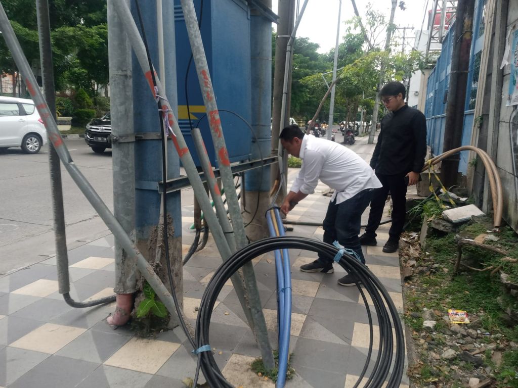 Pejalan Kaki Hati-hati, Ada Utilitas Semrawut di Mayjend Sungkono