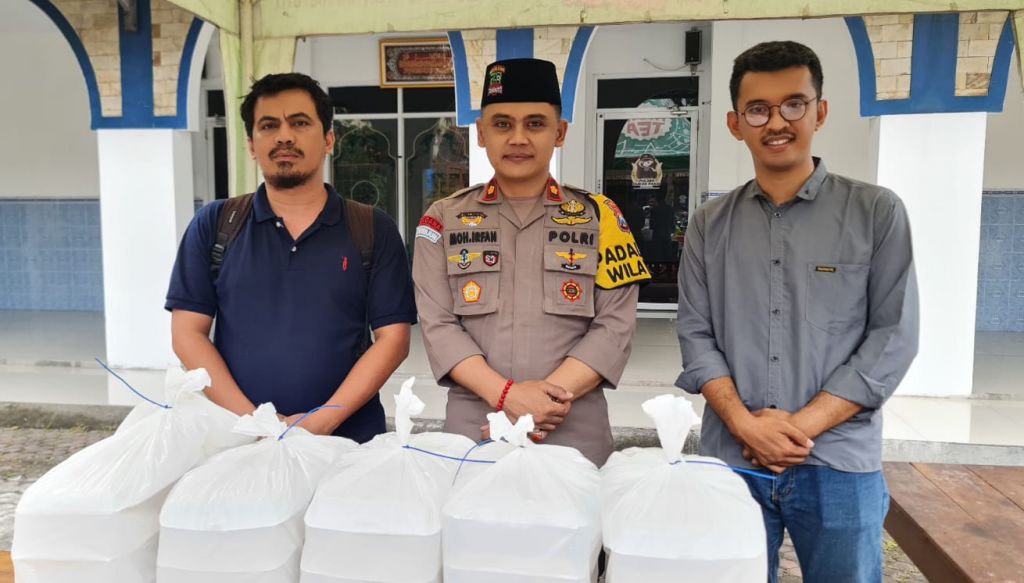Polsek Dukuh Pakis Bersama Mie Gacoan Bagi-bagi Takjil
