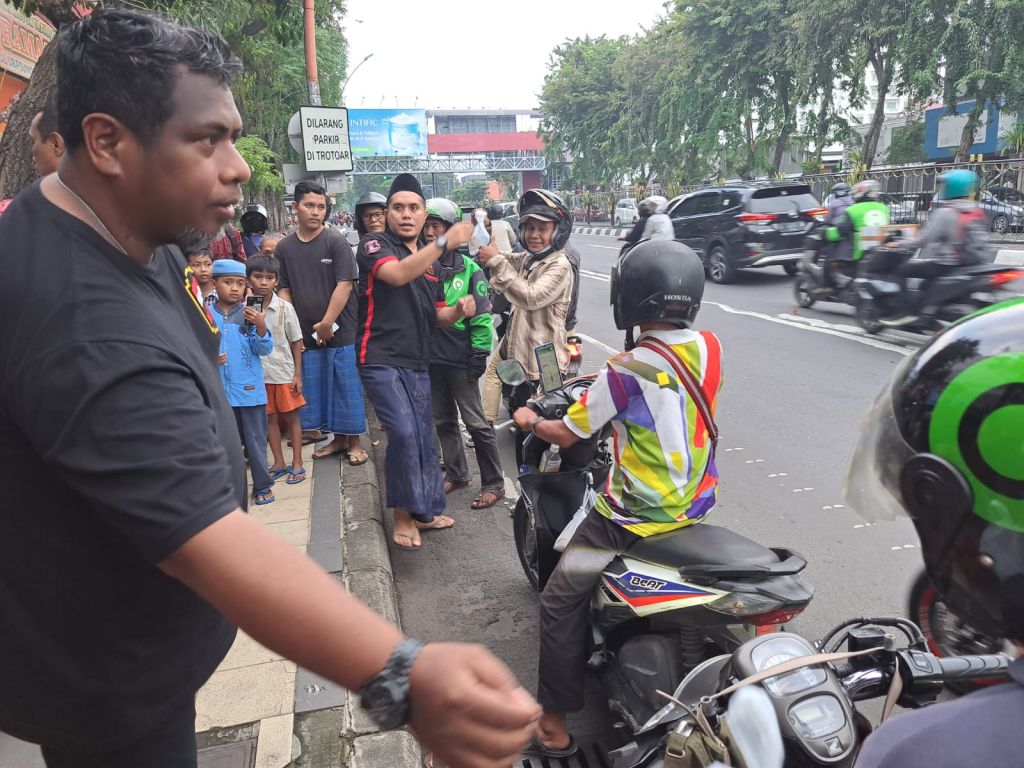 Berbagi Takjil, DPD M1R Salam Sarane Bersatu Jatim Sampaikan Pesan Toleransi