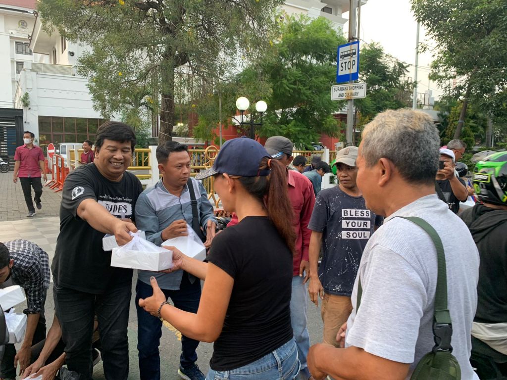 Ramadan, Jurnalis Dewan Kota Surabaya Bagikan Takjil dan Buka Bareng