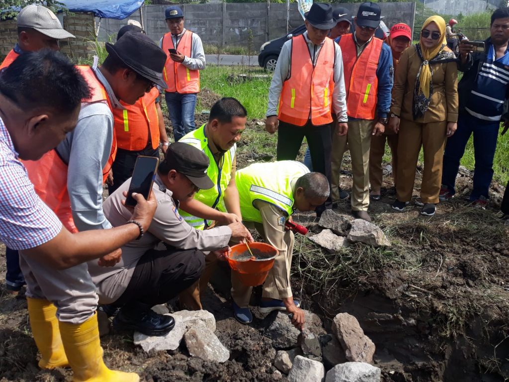 Peletakan Batu Pertama GOR Desa Kepatihan, Diharapkan Jadi Pilot Projek
