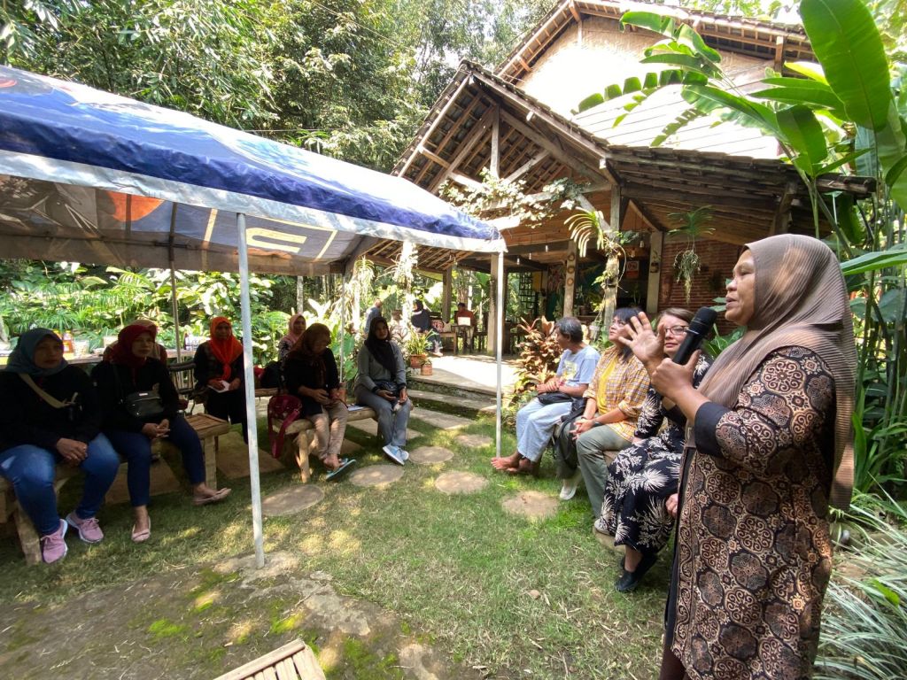 Ecoton Foundation Bersama NGO Makara Belanda Menggelar Pelatihan Produk Sampah Lingkungan