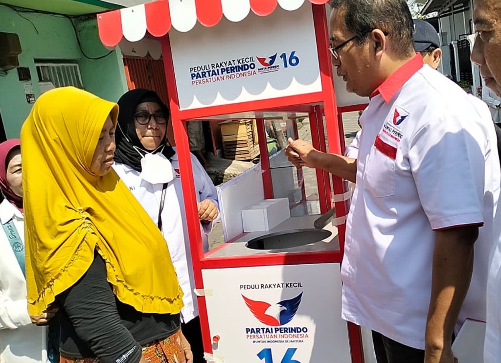 Peduli Pedagang Kecil, Bacaleg Perindo Bantu Gerobak