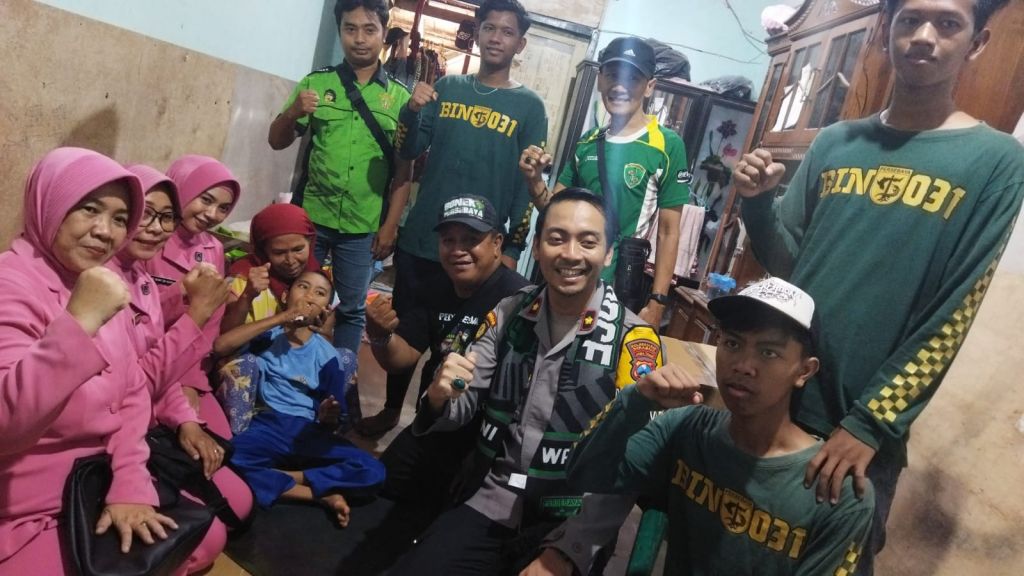 Potret Polisi dan Bonek Berbagi ke Panyandang Disabilitas di Surabaya