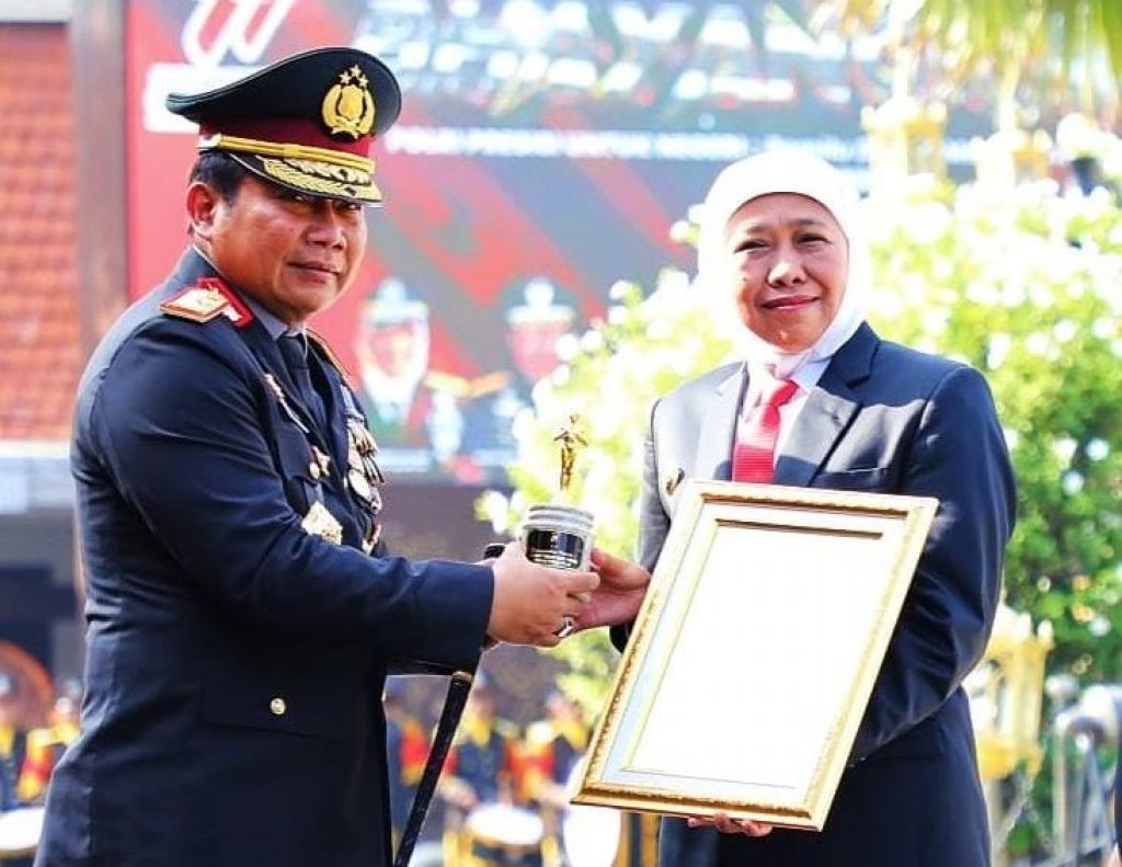 Penghargaan Tanhana Dharma Mangrva dari Kapolda Jatim untuk Gubernur Khofifah