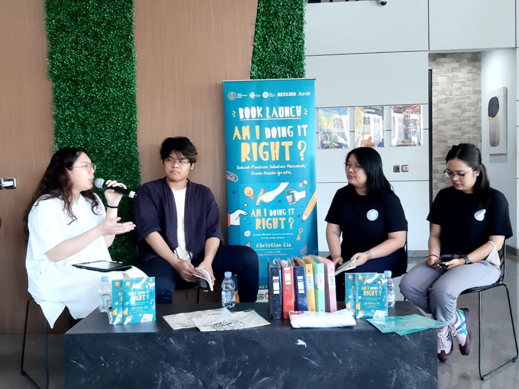 Alumni UC Surabaya Terbitkan Buku Gambaran Masa Depan Lulusan DKV