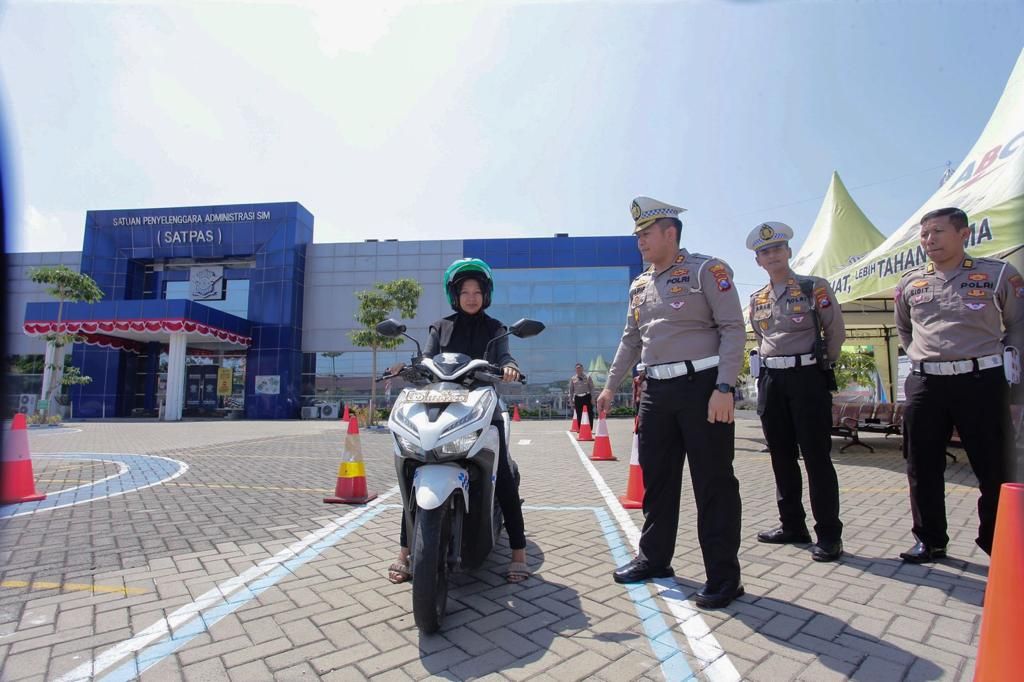 Polrestabes Surabaya Permudah Pemohon Urus SIM