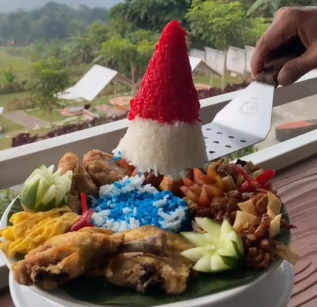 Ritual Unik Jungle Cafe Rayakan HUT RI, Sobek Bendera Belanda Lewat Media Tumpeng