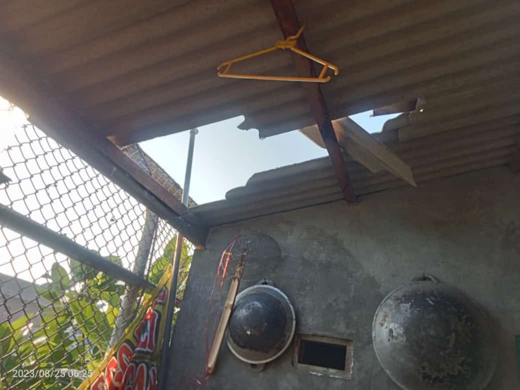 Maling di Surabaya Dihajar Warga Setelah Ketahuan Menjebol Atap Warkop