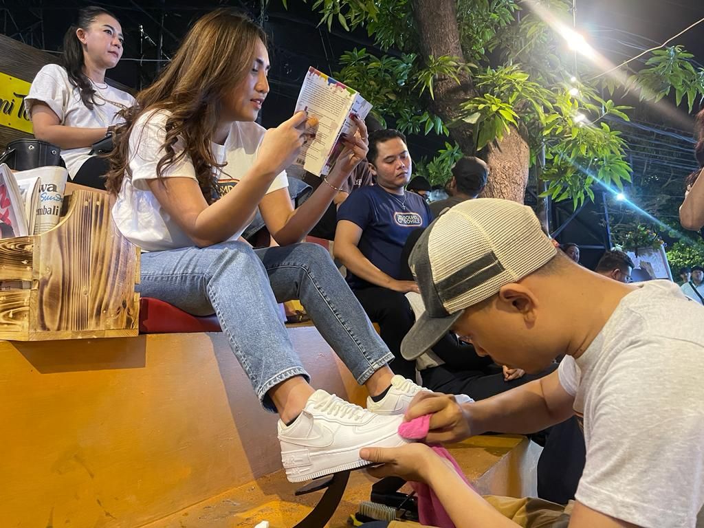 Yuk Cuci Sepatu di Round de Royale Surabaya: Tanpa Dilepas, 15 Menit Bersih!