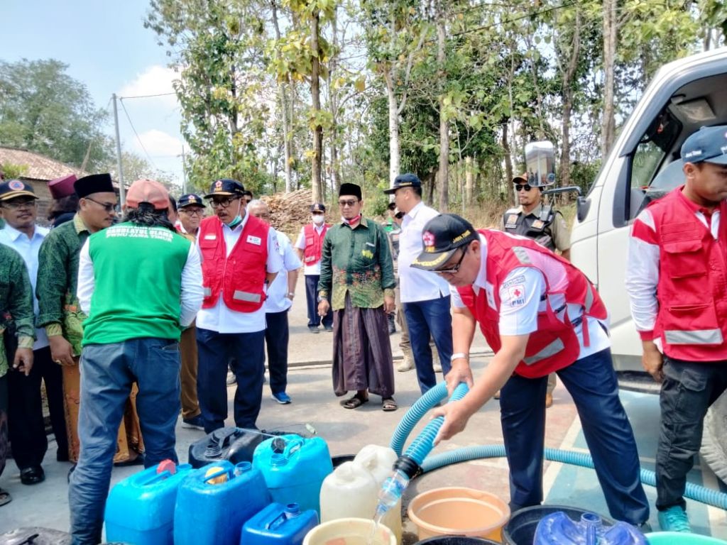 Kekeringan Melanda di Kecamatan Sepulu Bangkalan, MWCNU dan PMI Kirim Air Bersih