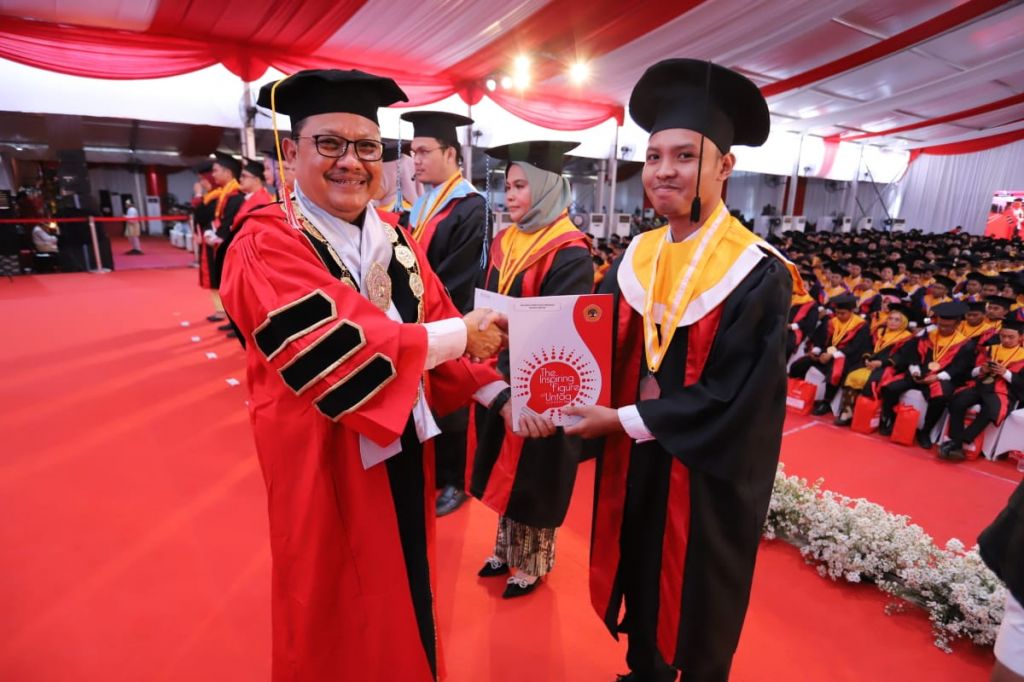 Kukuhkan 1.876 Wisudawan, Untag Surabaya Siapkan Lulusan yang Adaptif Perkembangan Zaman