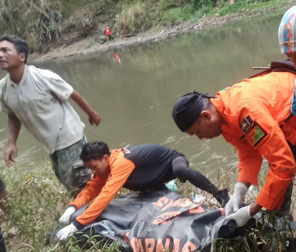 Tim SAR Berhasil Evakuasi Jenazah Bocah 6 Tahun di Sungai Brantas Malang