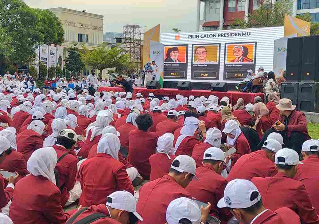 2014 Maba UM Surabaya Memainkan Figur Ganjar, Prabowo dan Anis di Game The Presiden