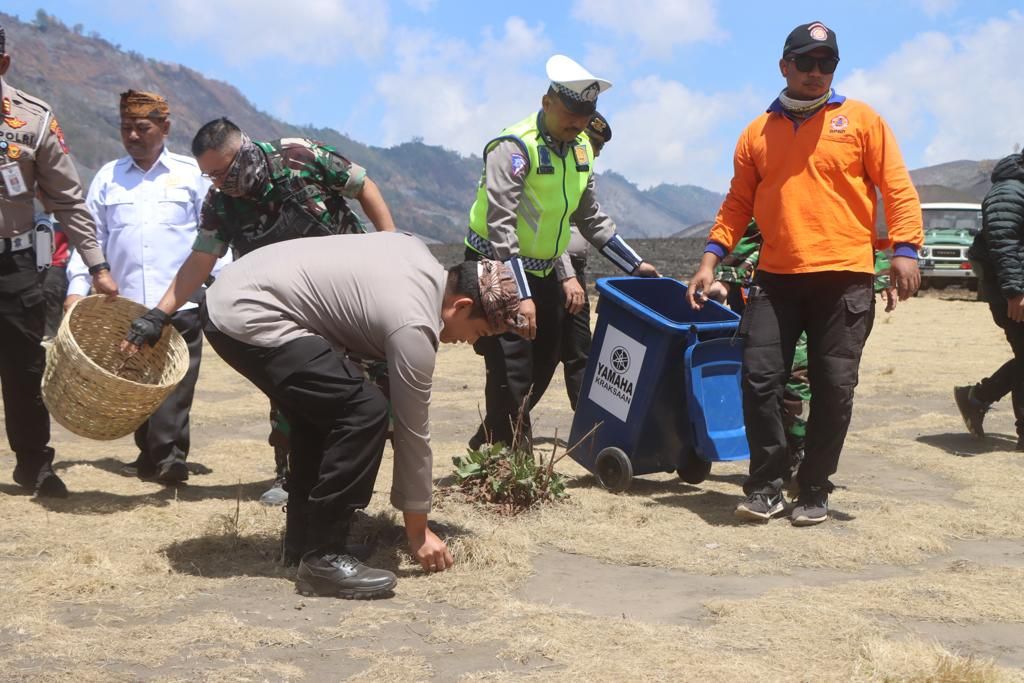 2 Pekan Dilalap Api, Polres Probolinggo dan Suku Tengger Bersih-bersih Bromo