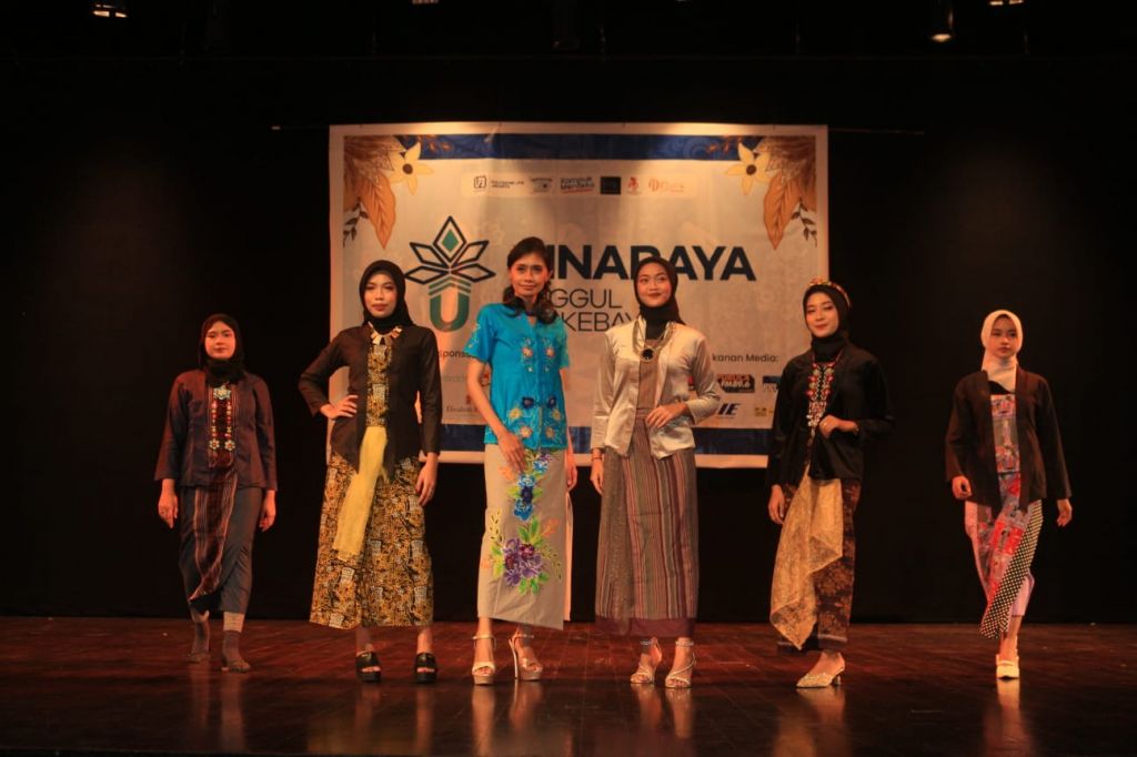 Bersama Kinaraya, Mahasiswa Politeknik LP3I Tebarkan Spirit Berkebaya Pada Generasi Muda