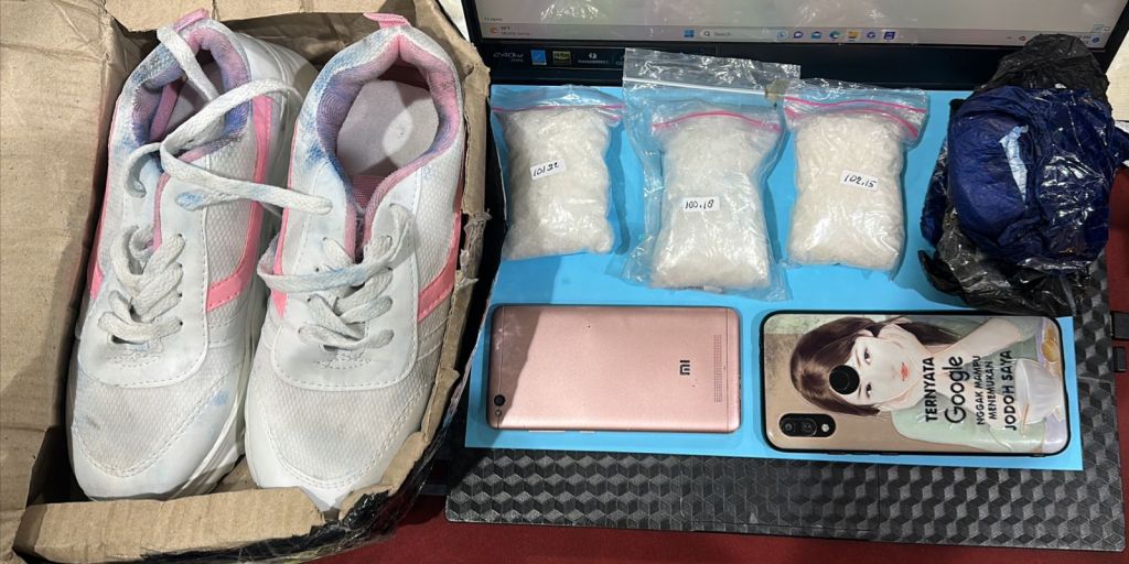 Sindikat Peredaran Sabu Berkedok COD Paket Sepatu Dibongkar Polisi Surabaya