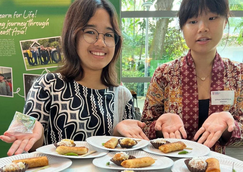 Mahasiswa IISMA Diplomasi Lumpia ke Singapura