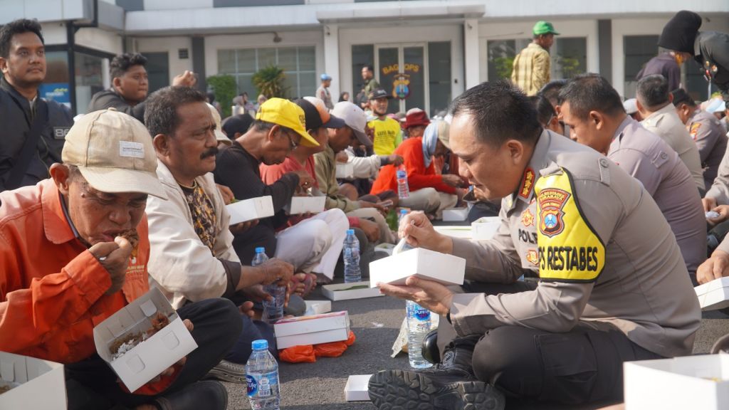 Momen Keakraban Kapolrestabes Surabaya Makan Bersama 500 Penarik Becak