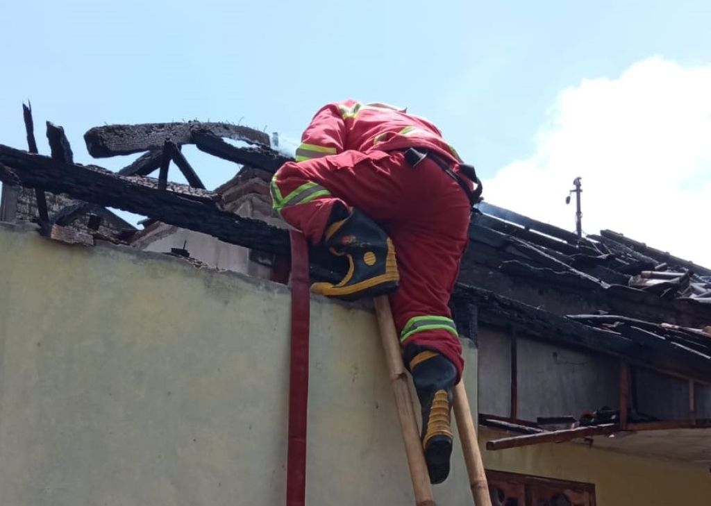 Rumah Bos Pengepul Rongsokan di Banyuwangi Terbakar