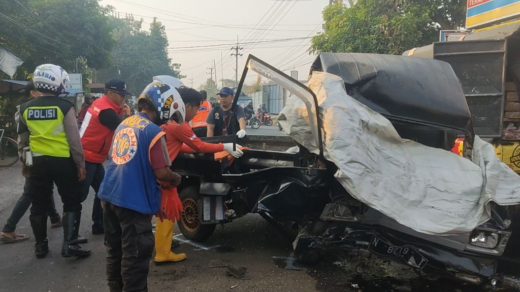 Pikap vs Pikap, Satu Sopir Tewas Terjepit di Puri Mojokerto