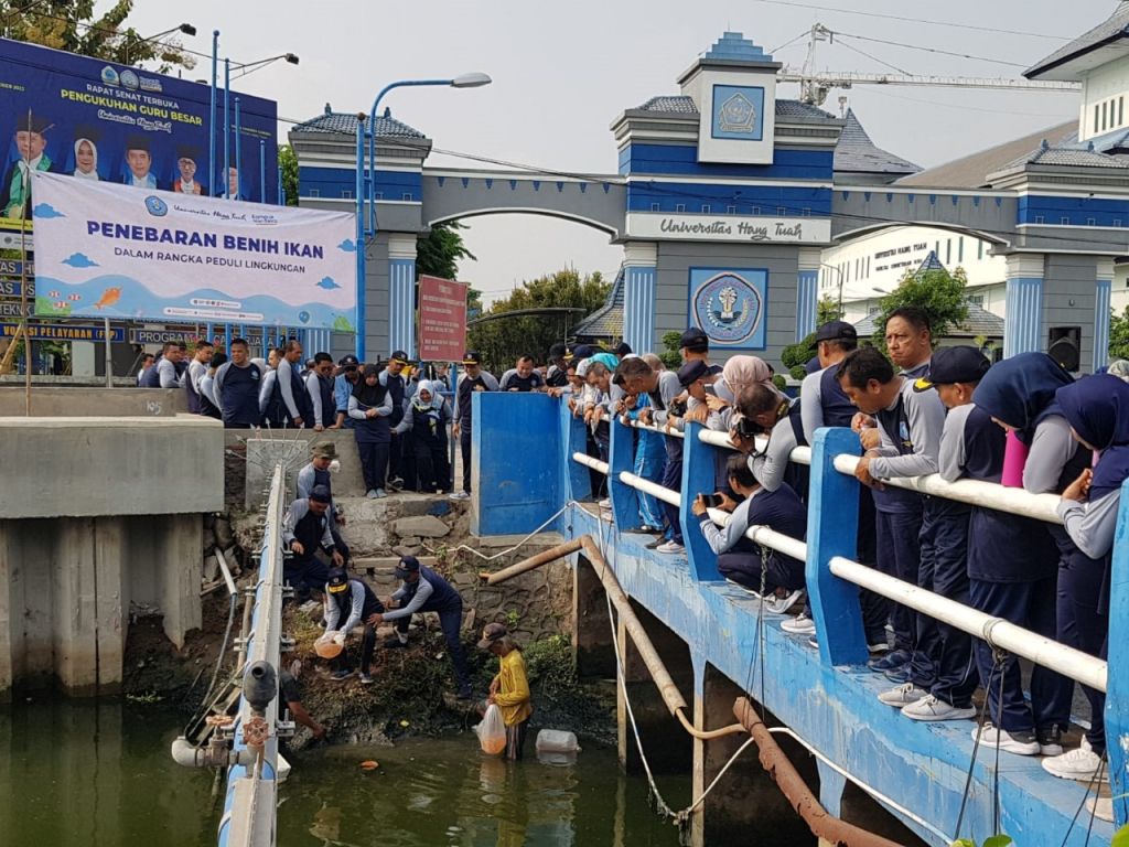 Peduli Lingkungan Civitas Akademika UHT Lepas 12 Ribu Benih Ikan Air Tawar di Sungai