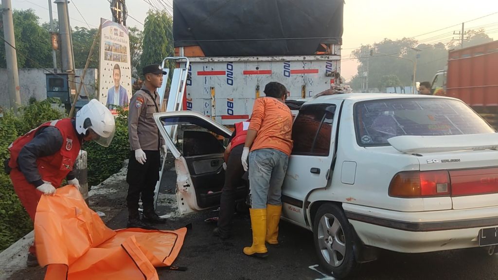 Mobil Tabrak Truk Parkir di Mojokerto, Istri Sopir Tewas