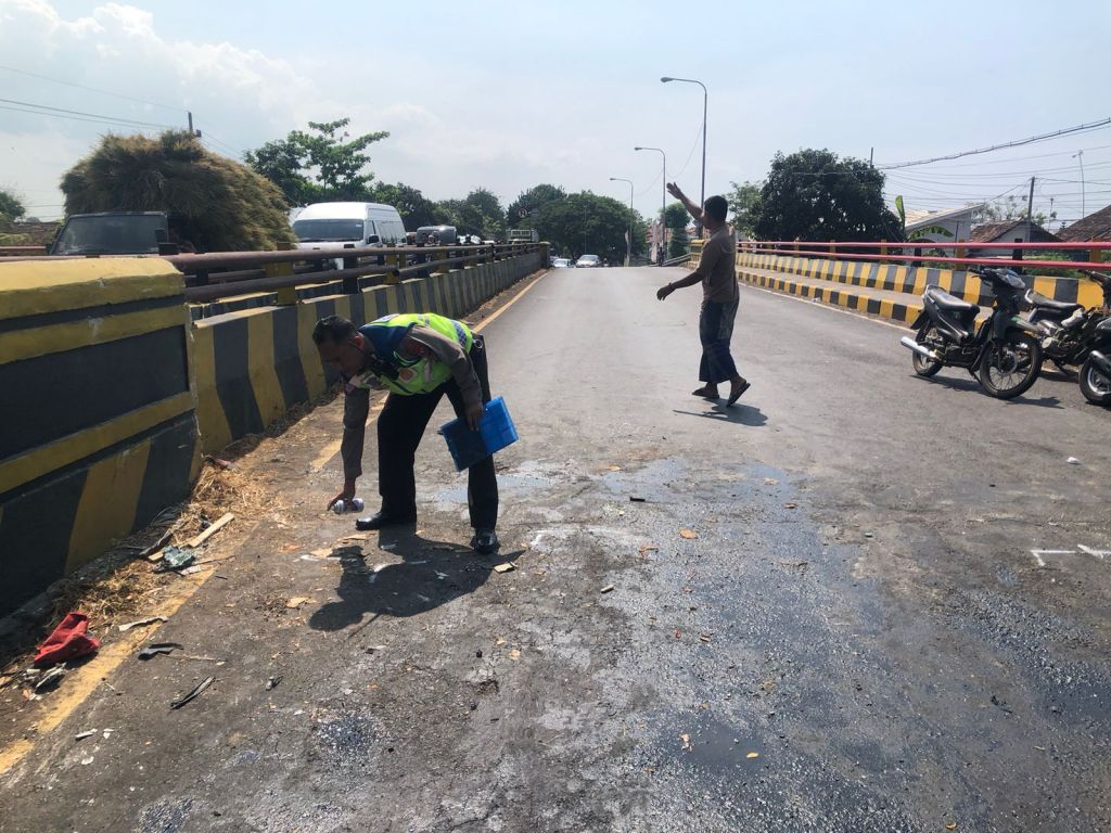 Pikap Terguling di Probolinggo, Muatan Ikan Berhamburan ke Jalan Raya