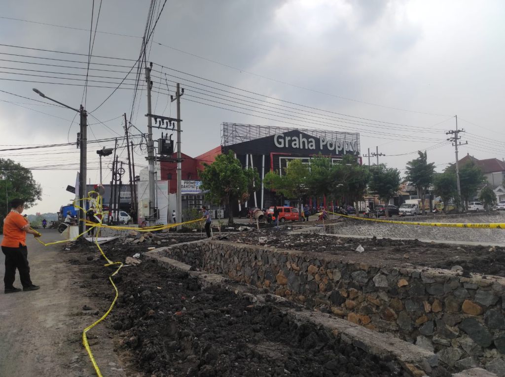 Pekerja Temukan Mortir di Proyek Kolam Retensi Kota Mojokerto