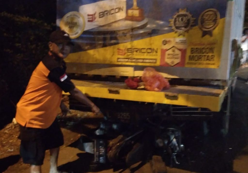 Motor Tabrak Truk Parkir di Mojokerto, Pengendara Dilaporkan Kritis