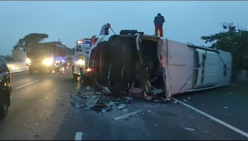 Bus Tentrem Terguling Usai Tabrak Truk di Tol Sidoarjo, 7 Penumpang Terluka