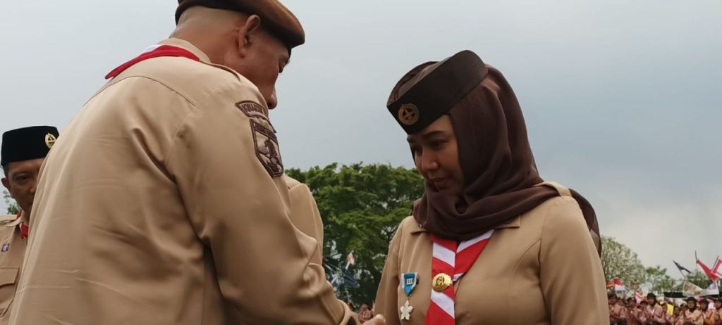 Jelang Akhir Masa Jabatan, Ning Ita Terima Penghargaan Pramuka Pancawarsa III