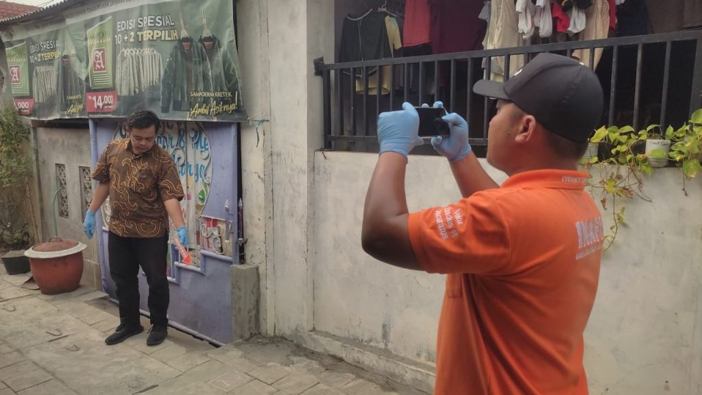 Rapikan Taman, Pasutri Dianiaya Tetangga Pakai Linggis di Mojokerto
