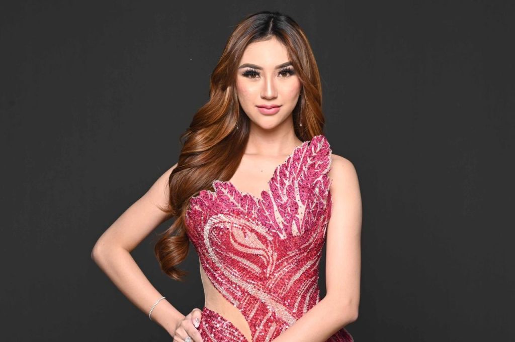 Icha Yang Pukau Pengunjung The Club 21 PIK 2 dengan Lagu Mandarin