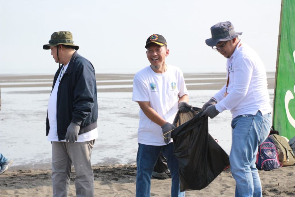 Ratusan Pelajar dan Warga Kompak Bersihkan Pantai Grinting Probolinggo