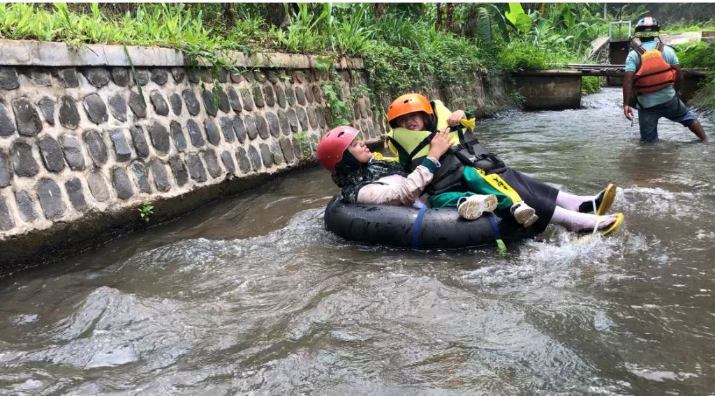 Asyiknya Berakhir Pekan di Water Tubing Aliran Irigasi Gondang Mojokerto