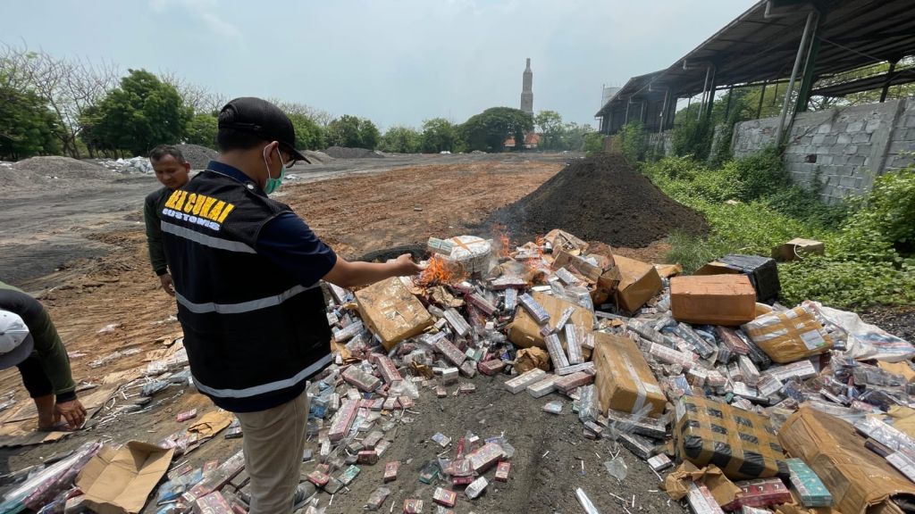 Lagi, Bea Cukai Kanwil Jatim I Musnahkan Jutaan Batang Rokok dan Miras Ilegal