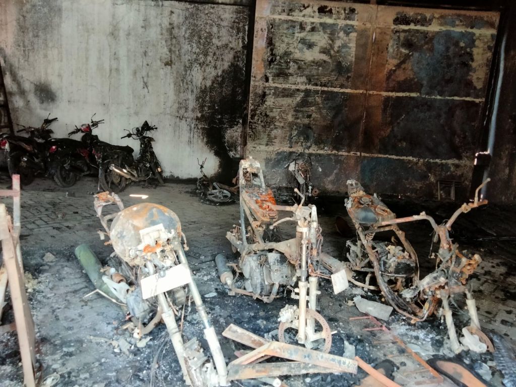 Polisi Cari Penyebab Gudang Tiner Terbakar di Surabaya